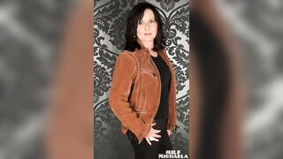 La festa di Natale di Michaela termina con un creampie vaginale