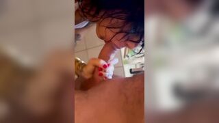 Gli succio il cazzo in bagno e poi mi faccio trombare