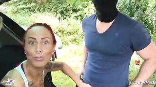 Simpatica battona rossa tatuata trombata in auto