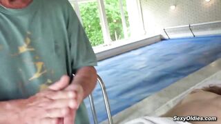 Ragazza scopata da nonno massaggiatore