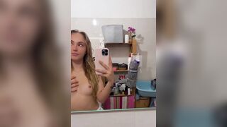 Bunny B4be si fa un selfie all ospecchio