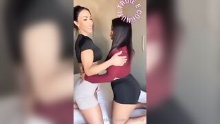 Anteprima del video: F3d3r1c4 P4c3l4 e la C3t4c3a si divertono a fare porcate lesbo