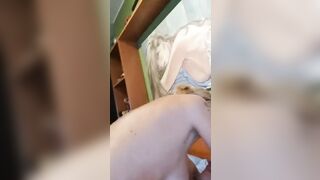 Milf bionda cavalca il motociclista