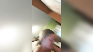 Milf bionda cavalca il motociclista