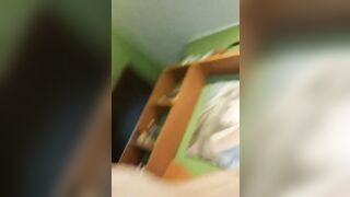 Milf bionda cavalca il motociclista