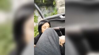 In auto la mia zoccola che lo succhia