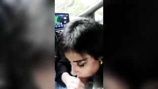 In auto la mia zoccola che lo succhia