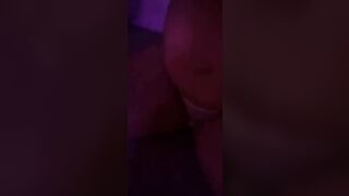 Al settimo mese di gravidanza lei non ce la fa più di stare senza uccello