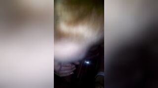 moglie amatoriale sotto l'albero di Natale fa un pompino fatto in casa (POV)