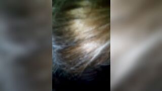 moglie amatoriale sotto l'albero di Natale fa un pompino fatto in casa (POV)