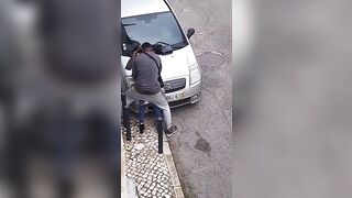 Il negro beccato a scopare come una scimmia per strada