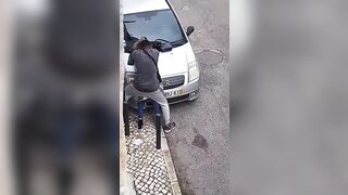 Il negro beccato a scopare come una scimmia per strada