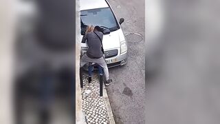 Il negro beccato a scopare come una scimmia per strada