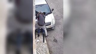 Il negro beccato a scopare come una scimmia per strada