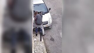 Il negro beccato a scopare come una scimmia per strada