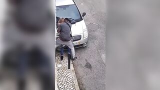 Il negro beccato a scopare come una scimmia per strada