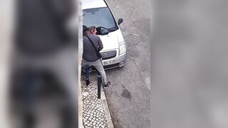 Il negro beccato a scopare come una scimmia per strada