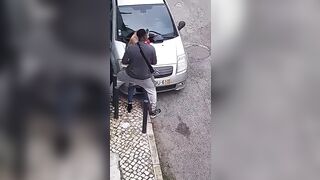 Il negro beccato a scopare come una scimmia per strada