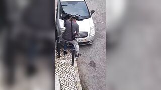 Il negro beccato a scopare come una scimmia per strada