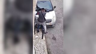 Il negro beccato a scopare come una scimmia per strada