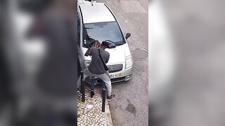 Il negro beccato a scopare come una scimmia per strada