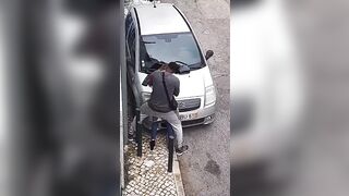 Il negro beccato a scopare come una scimmia per strada