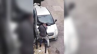 Il negro beccato a scopare come una scimmia per strada