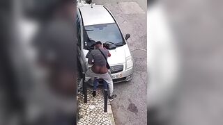 Il negro beccato a scopare come una scimmia per strada