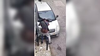 Il negro beccato a scopare come una scimmia per strada