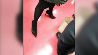 Milf con scarpe col tacco...