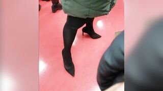 Milf con scarpe col tacco...