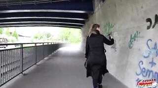 Giovane puttanella tatuata in riva al fiume