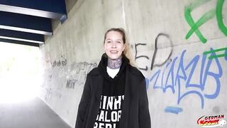 Giovane puttanella tatuata in riva al fiume