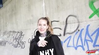 Giovane puttanella tatuata in riva al fiume