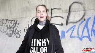 Giovane puttanella tatuata in riva al fiume