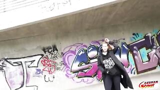 Giovane puttanella tatuata in riva al fiume