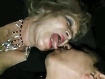 Nonna di 78 anni in vacanza lo prende in bocca e si fa un bel ditalino e viene