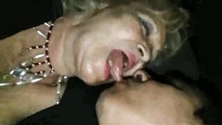 Anteprima del video: Nonna di 78 anni in vacanza lo prende in bocca e si fa un bel ditalino e viene