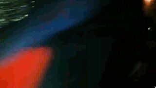 Nonna di 78 anni in vacanza lo prende in bocca e si fa un bel ditalino e viene