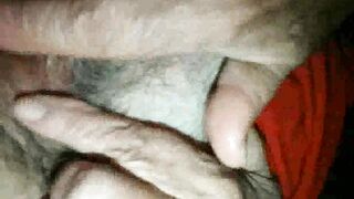 Nonna di 78 anni in vacanza lo prende in bocca e si fa un bel ditalino e viene