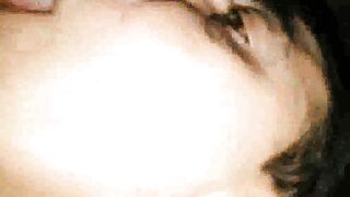 Nonna di 78 anni in vacanza lo prende in bocca e si fa un bel ditalino e viene