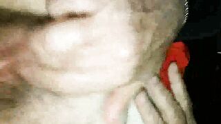 Nonna di 78 anni in vacanza lo prende in bocca e si fa un bel ditalino e viene