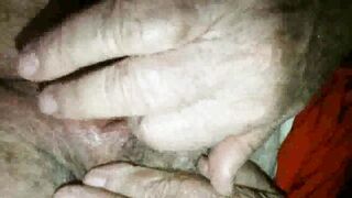 Nonna di 78 anni in vacanza lo prende in bocca e si fa un bel ditalino e viene