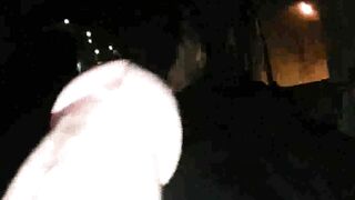 Nonna di 78 anni in vacanza lo prende in bocca e si fa un bel ditalino e viene