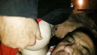 Nonna di 78 anni in vacanza lo prende in bocca e si fa un bel ditalino e viene