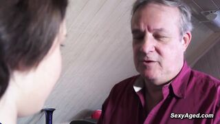 Teen tettona scopata da un vecchio