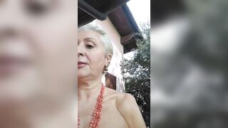 In live con la vecchia puttana nudista