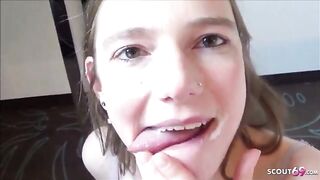 Giovane puttanella lecca il culo al cliente