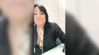 Anteprima del video: Impiegata zoccola scopata a pecora sulla scrivania in Ufficio