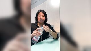 Impiegata zoccola scopata a pecora sulla scrivania in Ufficio